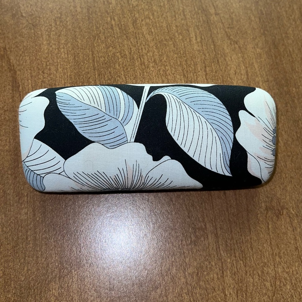 Vera Bradley Black and Cream Leaf Pattern Glasses Case